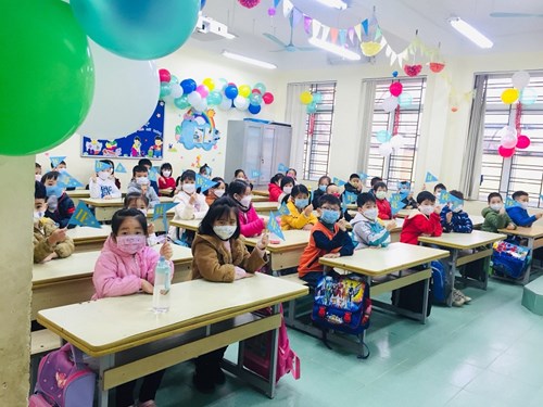 Học sinh trường Tiểu học Thị Trấn Trâu Quỳ háo hức trong ngày đầu tiên quay trở lại trường học.